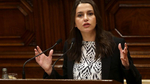 La diputada de Ciutadans Inés Arrimadas durante su intervención ante el pleno del Parlament./ EFE