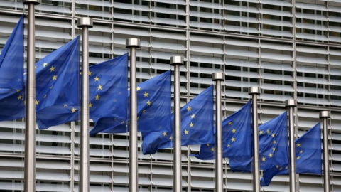 Banderas de Europa en la sede de la Comisión Europea en Bruselas, Bélgica. REUTERS