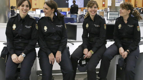 Las hermanas Mati (2d), Feli (d) y Mariví (2i), junto a la hija de esta última, Belén (i), sólo son cuatro de las 8.787 mujeres que forman parte del Cuerpo Nacional de Policía. EFE