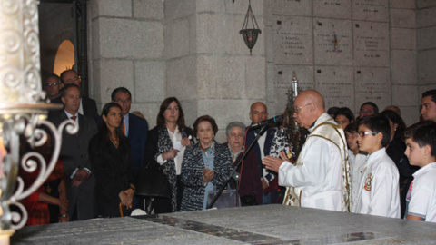 Un cura celebrada una misa frente a la tumba del general Moscardó.- EUROPA LAICA