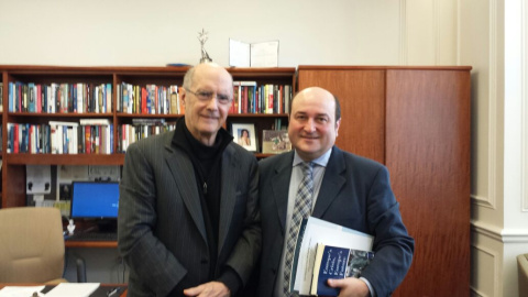 Strobe Talbott, ex secretario adjunto de Estado en el gobierno de Clinton y director de la Brookings Institution,  junto a Andoni Ortuzar.