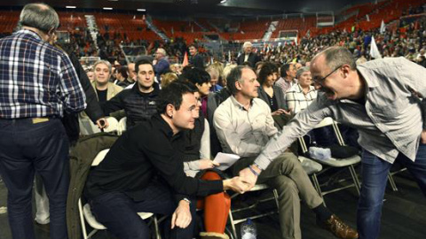 El dirigente de EH Bildu Hasier Arraiz (i) saluda durante el acto político que EH Bildu ha celebrado hoy en Barakaldo.- EFE