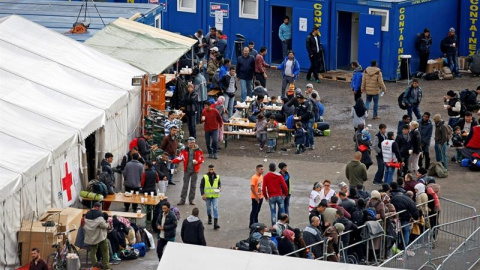 Un grupo de inmigrantes llega de Eslovenia a un campamento de refugiados ubicado en Austria. EFE/JANOS BUGANY