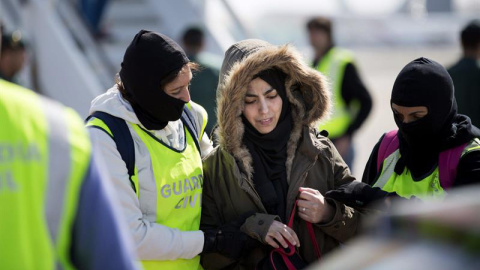 Fotografía facilitada por la Guardia Civil de la detención en el aeropuerto de Barcelona.- EFE