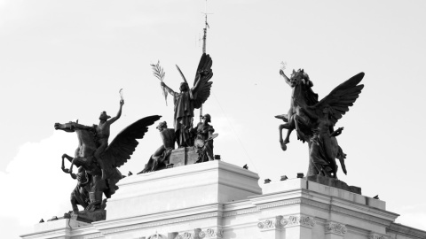 Las réplicas en bronce de La Gloria y los Pegasos coronan el Ministerio de Agricultura. / EL BANQUETE