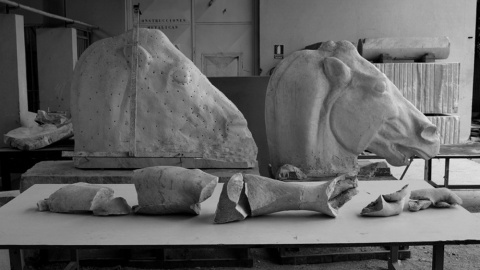 Los Pegasos de mármol, despiezados, en el taller de cantería de la calle Áncora. / EL BANQUETE