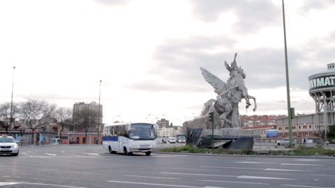 Acción del colectivo El Banquete: un viaje circular en autobús alrededor del Pegaso de la Plaza de Legazpi.