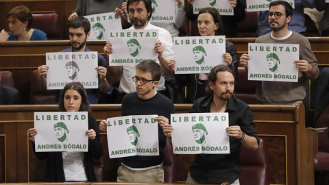 Los diputados de Unidos Podemos, encabezados por su líder Pablo Iglesias, han pedido hoy en el hemiciclo del Congreso la libertad del exconcejal de su formación en Jaén, Andrés Bódalo, en prisión desde el pasado mes de marzo por participar 