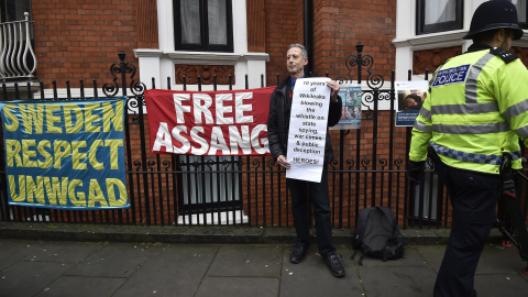 El activista Peter Tatchell protesta delante de la Embajada de Ecuador en Londres (Reino Unido), el día en que la fiscalía sueca interroga al fundador del portal WikiLeaks, el australiano Julian Assange, por primera vez sobre supuestos deli