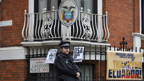 Un policía vigila delante de la Embajada de Ecuador en Londres (Reino Unido) donde  la fiscalía sueca interrogó al fundador del portal WikiLeaks, el australiano Julian Assange, por primera vez sobre supuestos delitos sexuales que investiga 