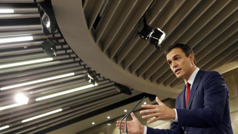 El secretario general del PSOE, Pedro Sánchez, durante la rueda de prensa en la Moncloa. / EFE