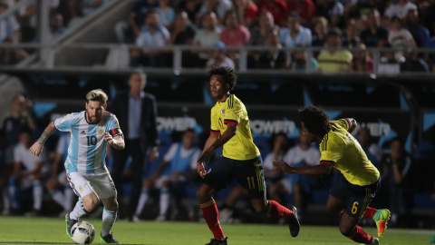 Lionel Messi, ante los colombianos Juan Cuadrado y Carlos Sánchez.  EFE/NICOLÁS AGUILERA