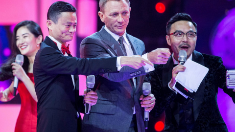 El fundador y presidente de Alibaba, Jack Ma, y el actor Daniel Craig asisten al festival de 11,11 comercial global de Alibaba Group en Pekín. REUTERS