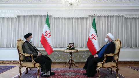  El presidente iraní Hassan Rouhani (R) y el presidente electo Ebrahim Raisi (L) durante una reunión en Teherán, Irán, el 23 de junio de 2021.- EFE