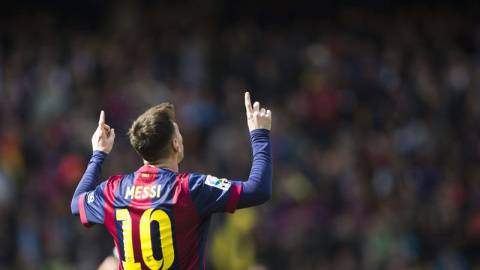 El delantero argentino del FC Barcelona, Leo Messi, muestra su alegría tras anotar el cuarto gol de su equipo frente al Rayo Vallecano.- EFE