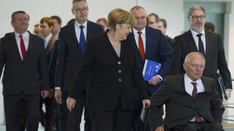 La canciller alemana Angela Merkel, con su ministro de Fiananzas, Wolfgang Schaeuble, seguidos por los miembros del Consejo Asesor de Economistas del Gobierno alemán. REUTERS/Stefanie Loos