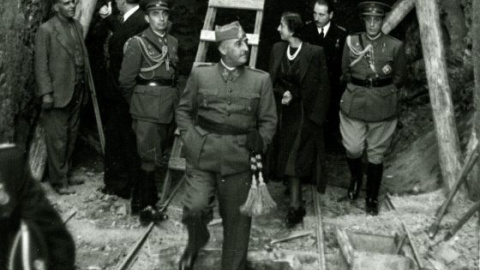 El dictador Francisco Franco y su esposa, Carmen Polo, visitan las obreas de El Valle de los Caídos.- EFE