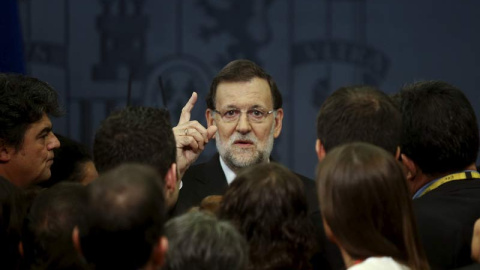 Mariano Rajoy habla con los periodistas en La Moncloa. / ANDREA COMAS (Reuters)