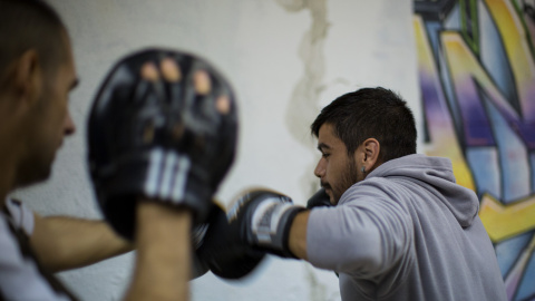 Cholo entrena con uno de los monitores en la escuela.