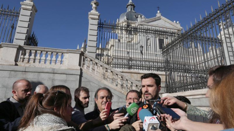 El candidato de IU-Unidad Popular a La Moncloa, Alberto Garzón, comparece ante los medios frente a la catedral de La Almudena de Madrid.- EFE