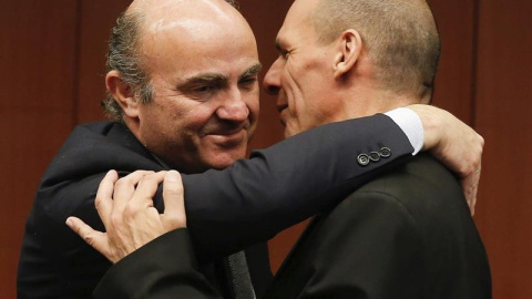 El ministro de Economía español, Luis de Guindos, saludo a su homólogo griego, Yanis Varufakis. - EFE