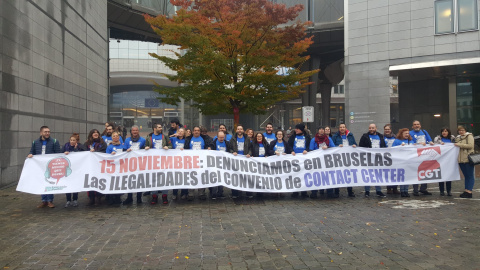 Representantes sindicales del sector del Contact Center protestan en el Parlamento Europeo, en Bruselas, el pasado martes.-PODEMOS