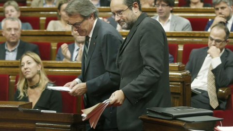 El diputado de la CUP, Antonio Baños, junto al presidente de la Generalitat en funciones, Artur Mas.-  EFE/Toni Albir