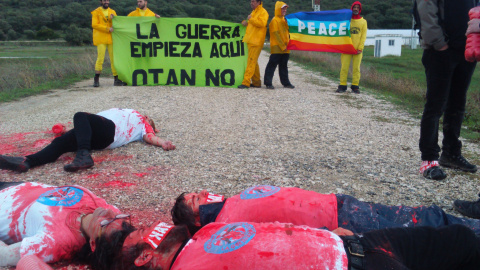 Acción de los activistas antimilitaristas en el el Campo de Adiestramiento Anfibio de la Sierra del Retín (Cádiz).