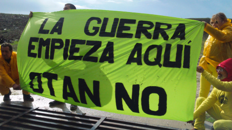 Acción de los activistas antimilitaristas en el el Campo de Adiestramiento Anfibio de la Sierra del Retín (Cádiz).