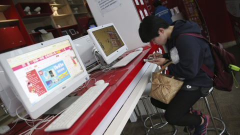 Un joven realiza sus compras online en una tienda de JD.com en una universidad en Pekín (China). EFE/Wu Hong