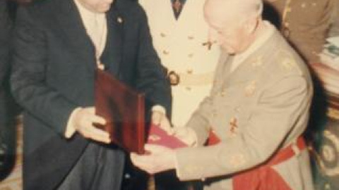 Momento en el que Francisco Franco recibió la medalla de La Laguna.