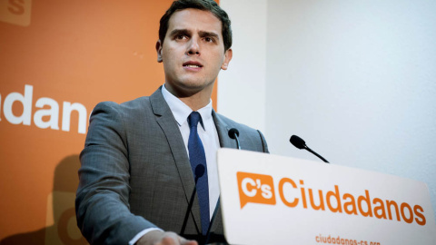 El candidato de Ciudadanos a la Presidencia del Gobierno, Albert Rivera, durante la rueda de prensa que ha ofrecido en la sede del partido en Madrid. EFE/Luca Piergiovanni