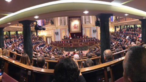 El senador de Unidos Podemos Iñaki Bernal sostiene la bandera republicana.- TWITTER RICARDO SIXTO