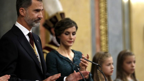 El Rey Felipe VI, junto a la Reina Letizia y sus hijas, la Princesa de Asturias, Leonor, y la Infanta Sofía, durante su discurso hoy en el Congreso de los Diputados, donde preside la solemne ceremonia de apertura de las Cortes en la XII Leg