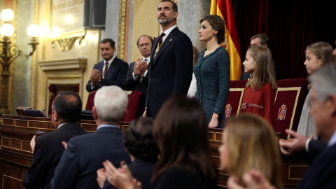 El rey Felipe VI, la reina Letizia, la princesa Leonor y la infanta Sofía, recibidos con aplausos de los diputados y senadores a su entrada del Hemiciclo del Congreso de los Diputados, para la apertua solemne de la XII legislatura. REUTERS/