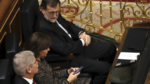 El presidente del Gobierno, Mariano Rajoy, junto a la vicepresidenta, Soraya Sáenz de Santamaría, y el ministro de Asuntos Exteriores, Alfonso Dastis, en sus escaños durante la sesión solemne de la apertura de las Cortes en la XII Legislatu