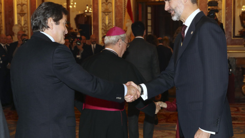 El rey Felipe VI, saluda al presidente del Principado de Asturias y de la Comisiópn Gestora del PSOE, Javier Fernández, en el Salón de los Pasos Perdidos, tras la solemne ceremonia de apertura de la XII Legislatura, en el Congreso de los Di