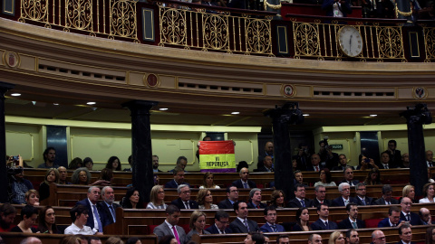 El senador de IU Inaki Bernal sostiene la bandera republicana durante la intervención del rey Felipe VI en la sesión solemne de apertura de la XII legislatura. REUTERS/Susana Vera