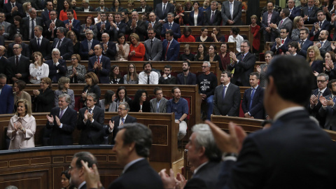 Diputados y senadores de Unidos Podemos permanecesn sentados al término del discurso pronunciado por el rey Felipe VI, durante la sesión solemne de la apertura de las Cortes en la XII Legislatura, celebrada  en el Congreso. EFE/Chema Moya