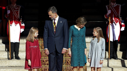 El rey Felipe VI, la reina Letizia, la princesa Leonor y la infanta Sofía, durante la parada militar frente al Congreso de los Diputados tras la sesión de la apertura solemne de la XII legislatura. REUTERS/Sergio Perez