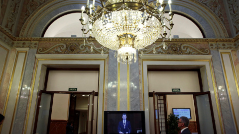 Un monitor en una de las salas del Congreso de los Diputados con la intervención del rey Felipe VI durante la sesión de apertura solemne de la XII legislatura. REUTERS/Susana Vera