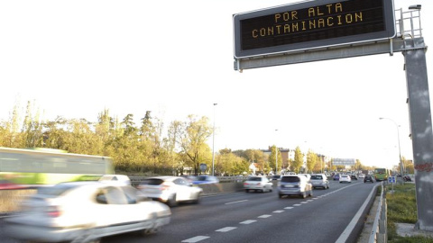 Cartel en el acceso a Madrid por la A5, a la altura de Cuatro Vientos, que recuerda a los conductores la velocidad permitida debido a los niveles de contaminación. EFE/Zipi