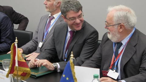 El minstro de Energía, Álvaro Nadal, junto al comisario de Medio Ambiente de la UE, Miguel Arias Cañete, en la cumbre del clima en Marrakech. EFE