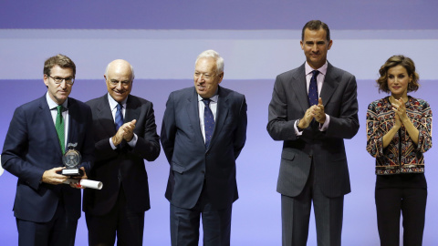 Los Reyes Felipe y Letizia, junto al ministro de Asuntos Exteriores, José Manuel García-Margallo, el presidente del BBVA, Francisco González, y el presidente de la Xunta, Alberto Núñez Feijóo, durante el acto de entrega de las acreditacione