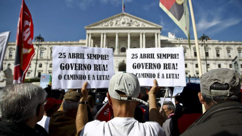 Una manifestación contra el Gobierno de Passos Cohelo a las puertas del Parlamento portugués en 2013.-EFE