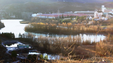 El embalse de Sabiñánigo, situado al oeste de la antigua fábrica de Inquinosa, es una bomba de relojería ambiental que acumula residuos químicos de 17 tipos.