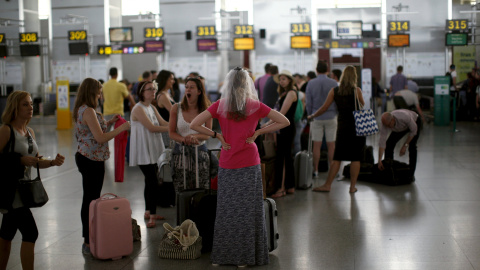 Viajeros en el aeropuerto Pablo Ruiz Picasso de Málaga. REUTERS