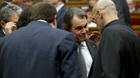 Artur Mars conversa con  Oriol Junqueras y Raul Romeva, durante una pausa del debate de la segunda votación de investidura tras las elecciones del 27-S. REUTERS/Albert Gea