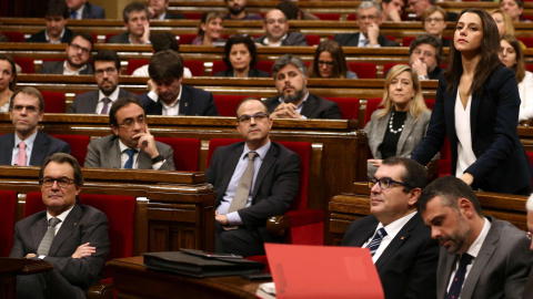 La diputada de Ciutadans Inés Arrimadas vota a viva voz durante el segundo debate de investidura en el Parlament. EFE/Toni Albir