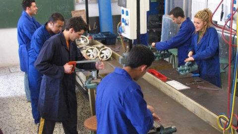 Jóvenes trabajando. EFE